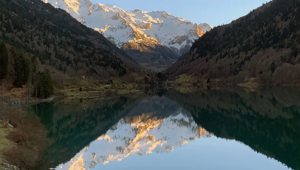 Lago de Fabrèges situado al pie de la estación de esquí de Artouste en el Valle d'Ossau