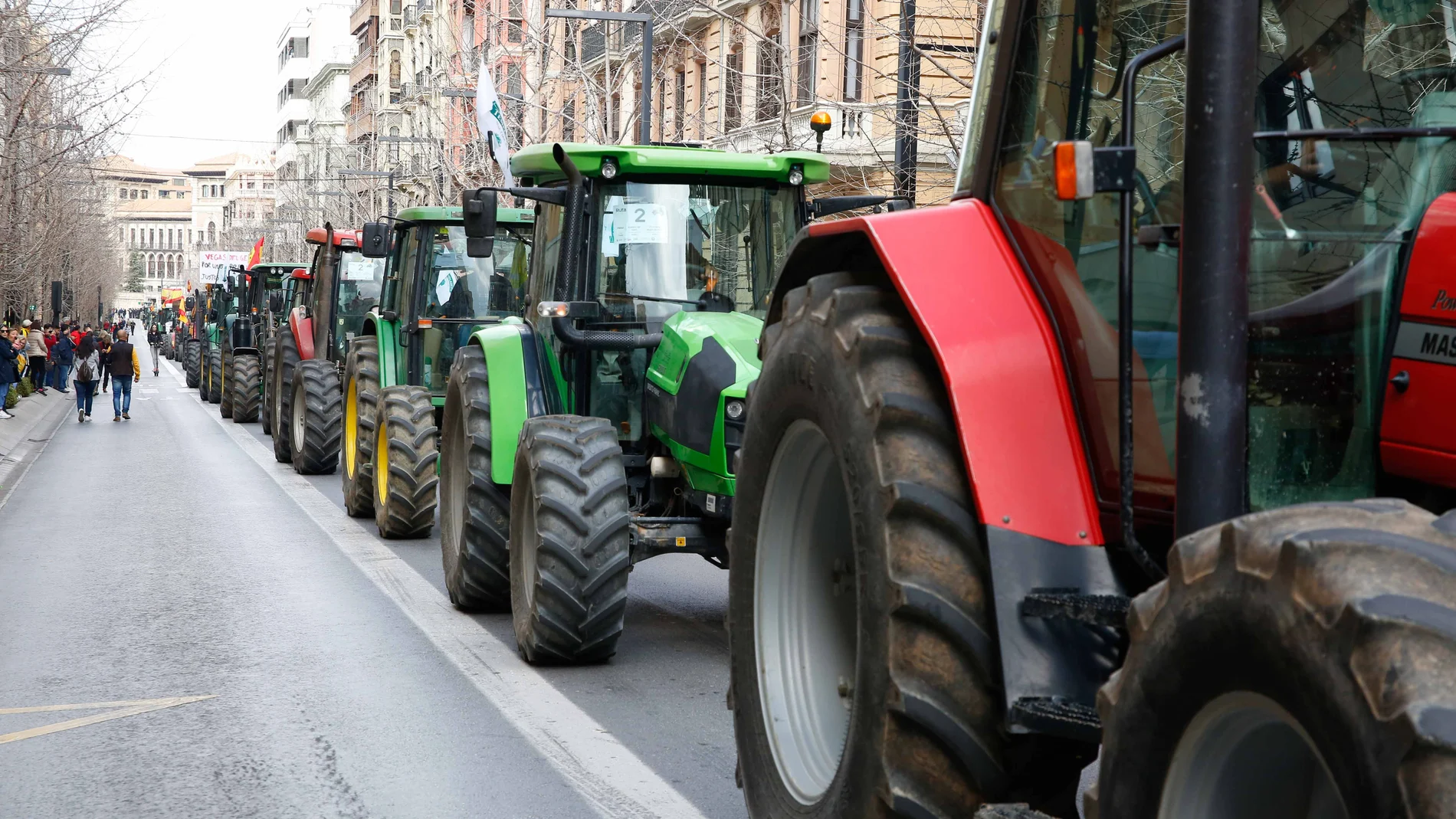 Manifestacion de agricultores con tractores a su entrada en Granada