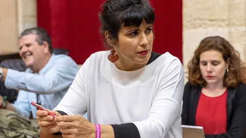 La presidenta del grupo parlamentario de Adelante Andalucía, Teresa Rodríguez, durante su intervención en la sesión de control al Ejecutivo.EFE/Julio Muñoz