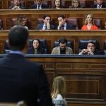 Pedro Sánchez se dirige durante el pleno del Congreso de los Diputados a Pablo Casado.