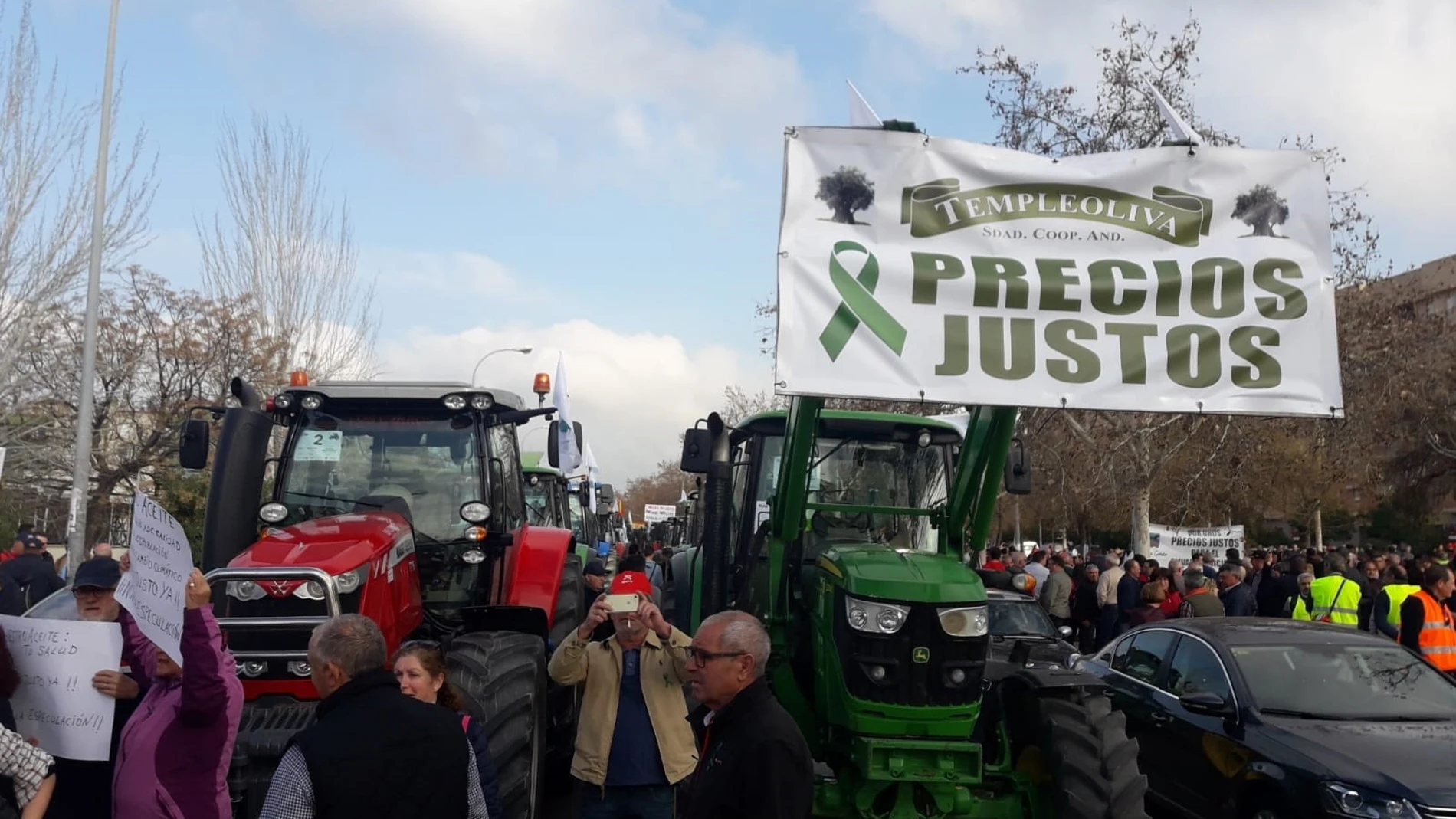 Granada.- Unos 750 tractores participarán en la manifestación por el campo, cuya salida se ultima sin incidencias