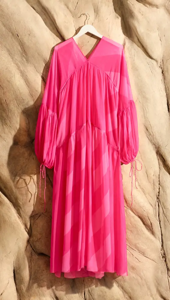 nuevo vestido que triunfa es es rosa y de H&M