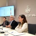 El alcalde de Valencia, Joan Ribó (en el centro), junto a los vicealcaldes de la ciudad, Sergi Campillo y Sandra Gómez