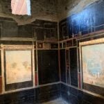 Vista de dos de los frescos que pretenden dar la sensación de un jardín nocturno en las ruinas de Pompeya,
