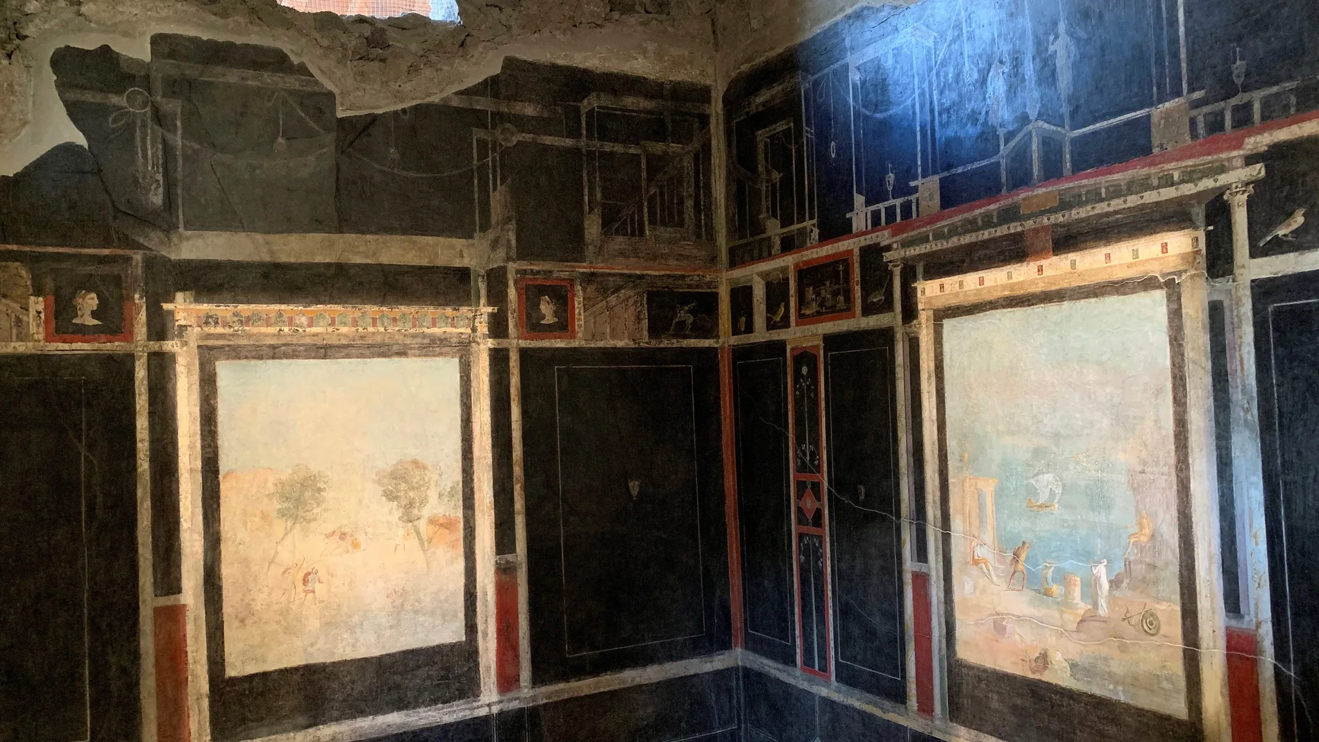 Vista de dos de los frescos que pretenden dar la sensación de un jardín nocturno en las ruinas de Pompeya,