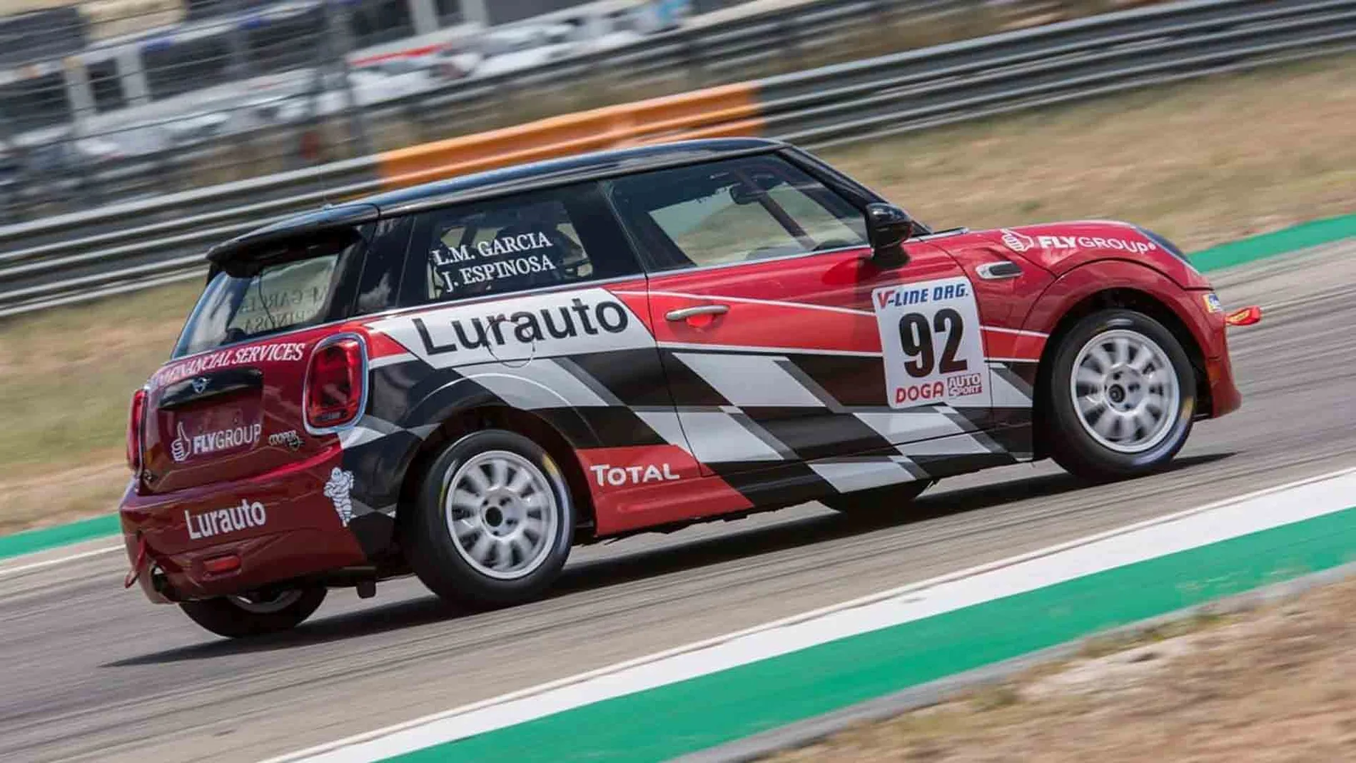 Un Mini en plena acción en la Copa Mini Cooper