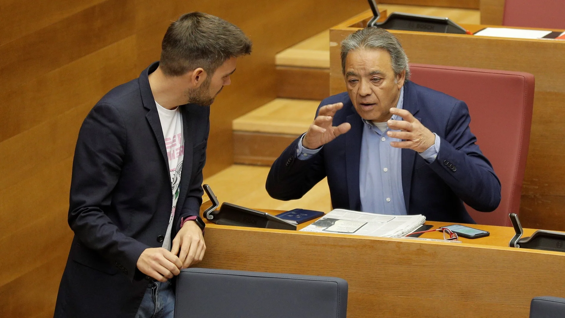 El portavoz socialista en Les Corts, Manolo Mata (d), conversa con el de Compromís, Fran Ferri, durante un pleno del Parlamento valenciano.
