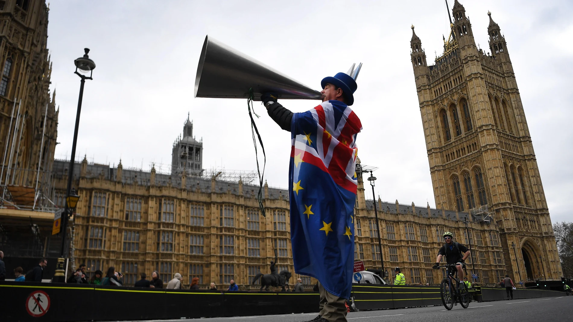 Un activista pro Unión Europea se manifiestan a las puertas del Parlamento en Westminster