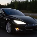 Un Tesla Model S, susceptible de sufrir manipulaciones graves en su inteligencia artificial, circulando por una carretera