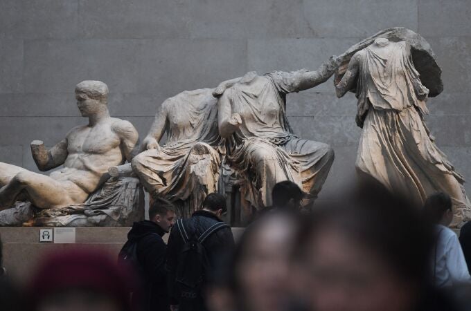 Varios visitantes pasan junto a los frisos del Partenón en el Museo Británico de Londres