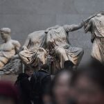 Varios visitantes pasan junto a los frisos del Partenón en el Museo Británico de Londres
