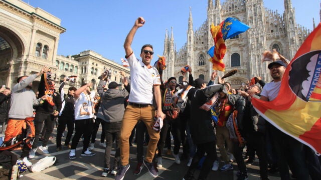 Aficionados del Valencia el pasado día 19 frente al Duomo de Milán, hoy cerrado debido a la alerta sanitaria
