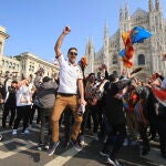 Aficionados del Valencia el pasado día 19 frente al Duomo de Milán, hoy cerrado debido a la alerta sanitaria