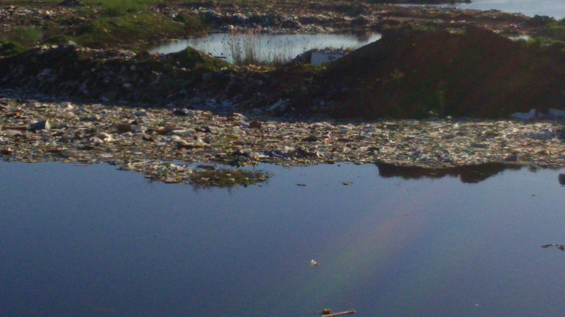 Vista del «macrovertedero» de Guillena que la Fiscalía ha llevado a los tribunales y que podría producir daños a la calidad de las aguas de la zona en la que se encuentra
