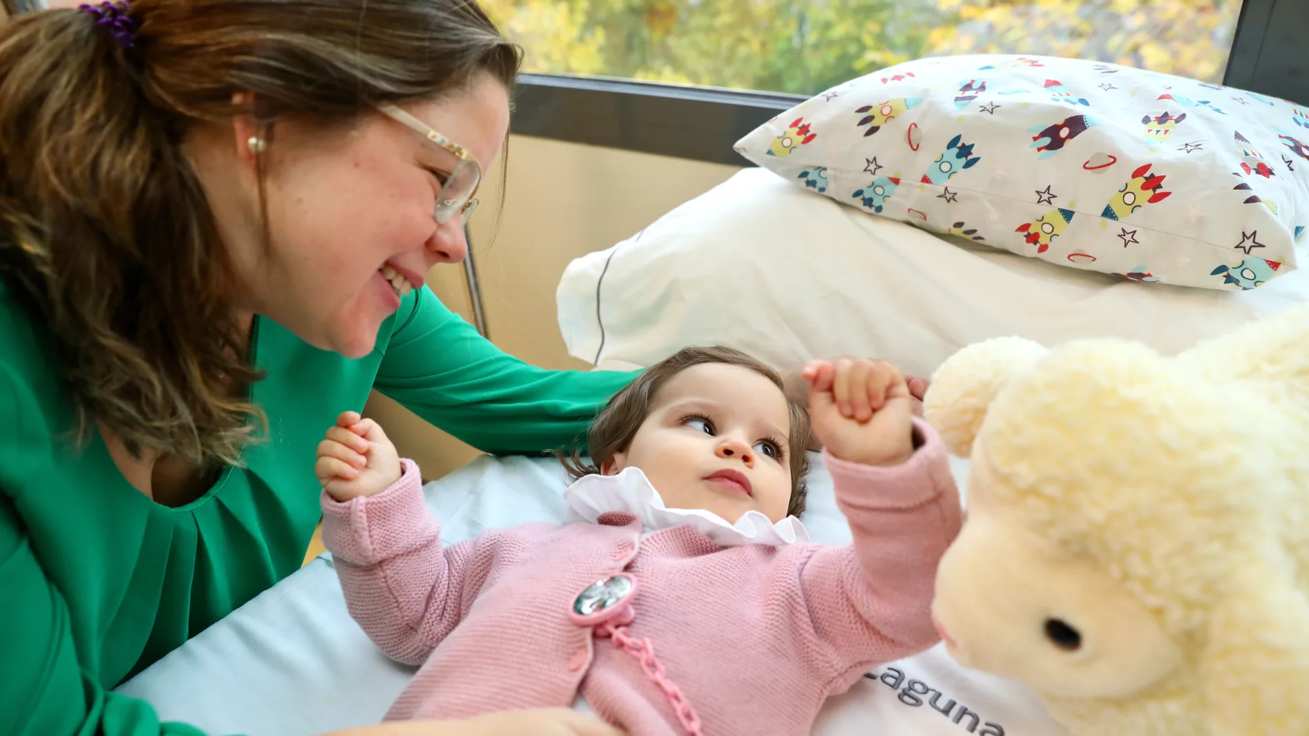 Noemí y su hija Covadonga en el servicio de paliativos pediátricos de la Fundación Vianorte- Laguna