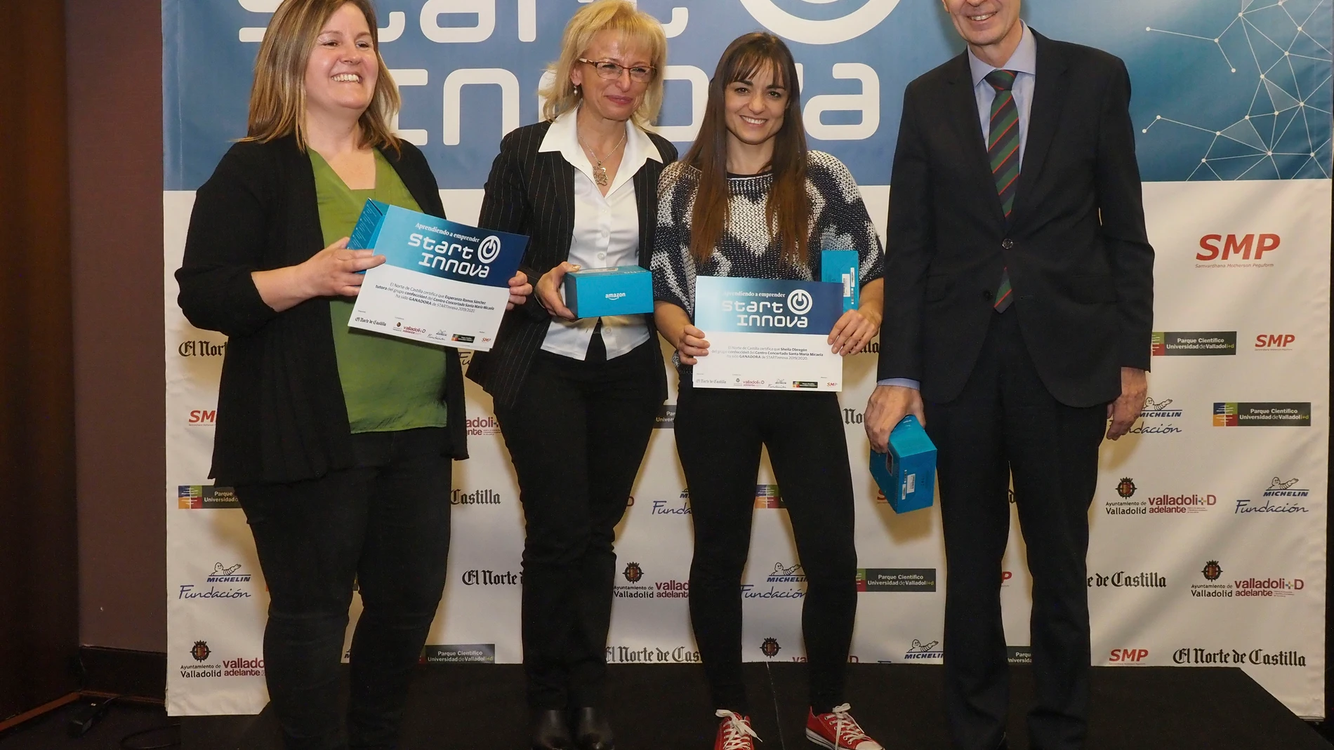 El consejero de Empleo e Industria, Germán Barrios, entrega el Primer premio categoría mayores de 18 años, Confección 1, del Centro concertado Santa María Micaela de Valladolid en la clausura el acto de entrega de premios del proyecto StartInnova, que organiza El Norte de Castilla.