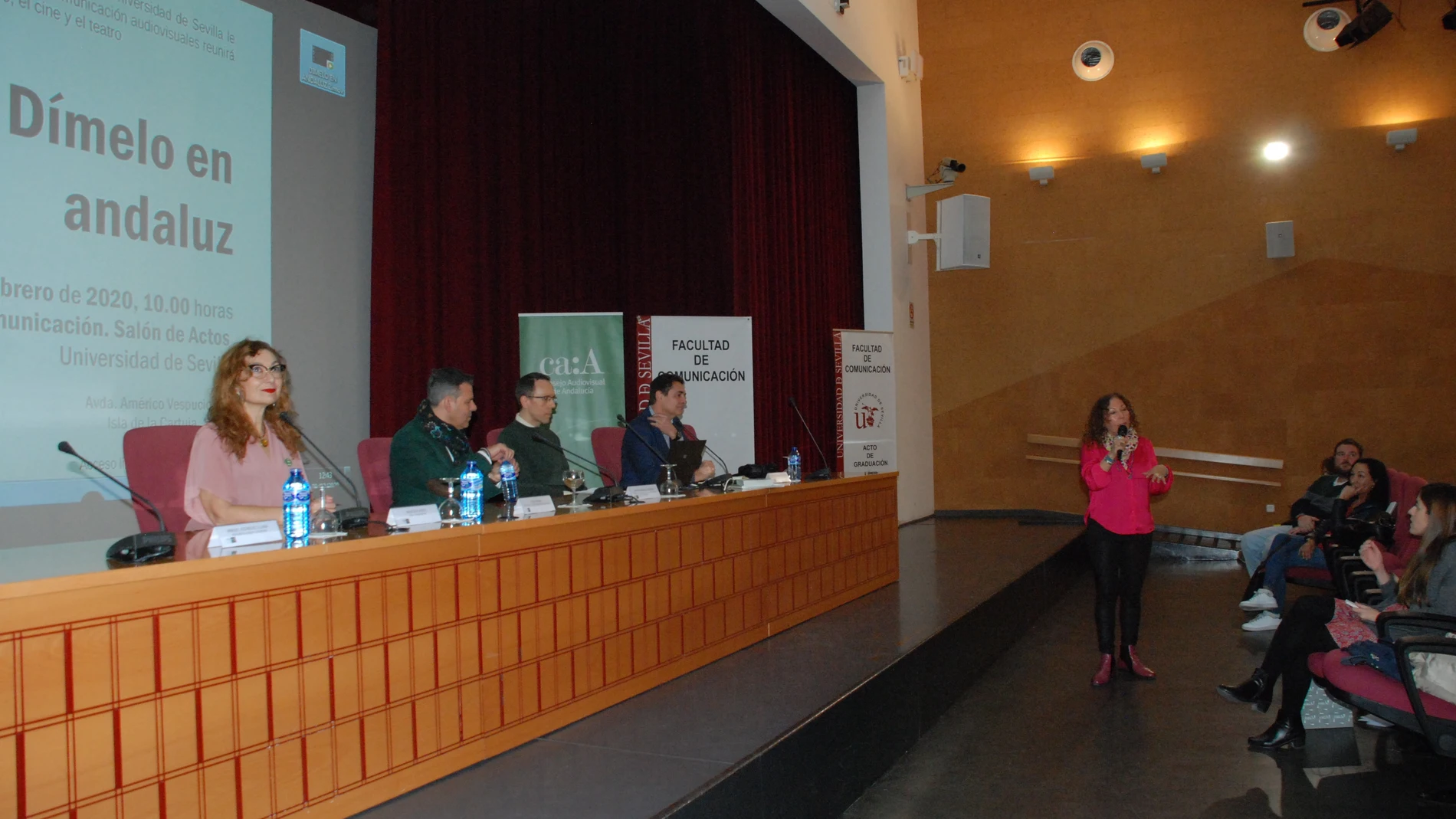 Los ponentes de las jornadas «Dímelo en andaluz» en el salón de actos de la Facultad de Comunicación de la Universidad de Sevilla