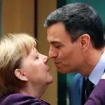 Angela Merkel besa a Pedro Sánchez en una imagen de 2020