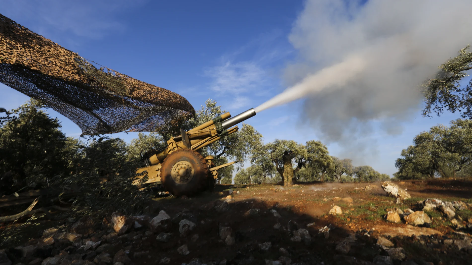 Rebeldes apoyados por Ankara disparan contra posiciones del Ejército sirio cerca de la localidad de Neirab, en la provincia de Idlib