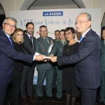 La directora general de la Guardia Civil, María Gámez (2d), posa junto al presidente de la Diputación de Málaga, Francisco Salado (i), a la consejera de empleo, Rocío Blanco (2i), al delegado de La Razón José Lugo (3i) y al alcalde de la capital malagueña, Francisco de la Torre (d)