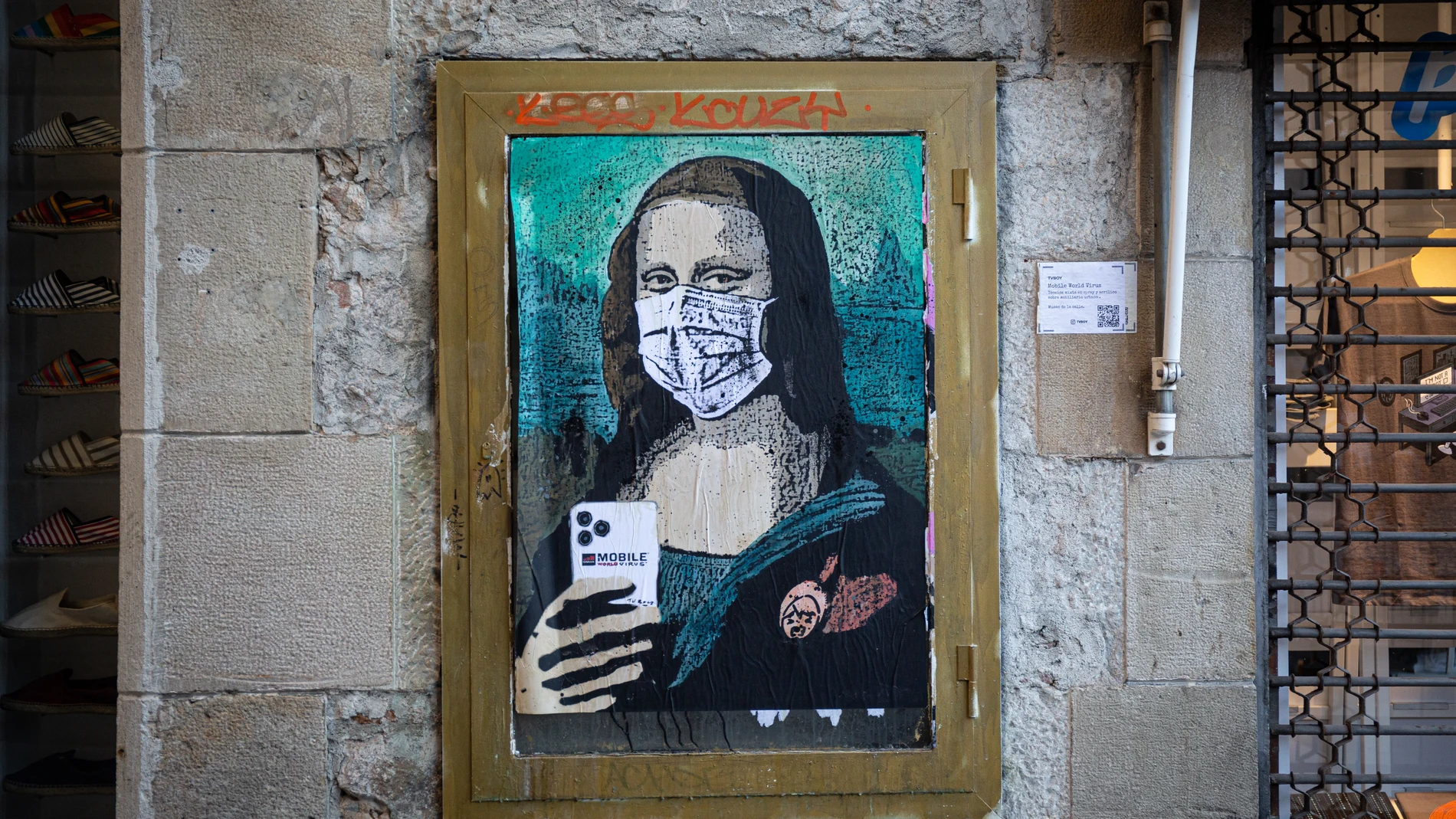 Pintura de una Gioconda con un móvil y una mascarilla, obra del grafitero TV Boy llamada 'Mobile World Virus'.