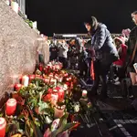 Ofrenda de flores y velas por las víctimas de Hanau en el monumento de la plaza del mercado de la ciudad alemana