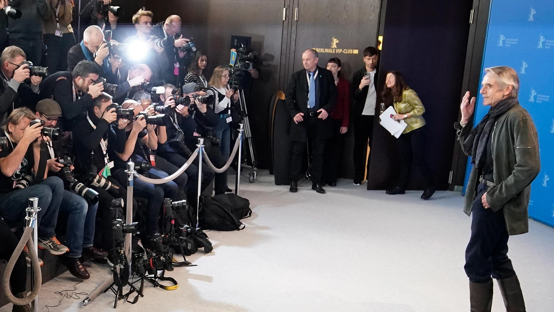 El actor Jeremy Irons llegó ayer a Berlín y lidió con la Prensa como pudo