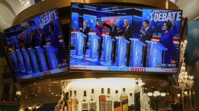Los aspirantes demócratas se muestran en televisión en un bar en un casino durante el Debate de Nevada en Las Vegas, Nevada, el miércoles 19 de febrero de 2020. (Jeremy Hogan)20/02/2020 ONLY FOR USE IN SPAIN