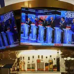 Los aspirantes demócratas se muestran en televisión en un bar en un casino durante el Debate de Nevada en Las Vegas, Nevada, el miércoles 19 de febrero de 2020. (Jeremy Hogan)20/02/2020 ONLY FOR USE IN SPAIN