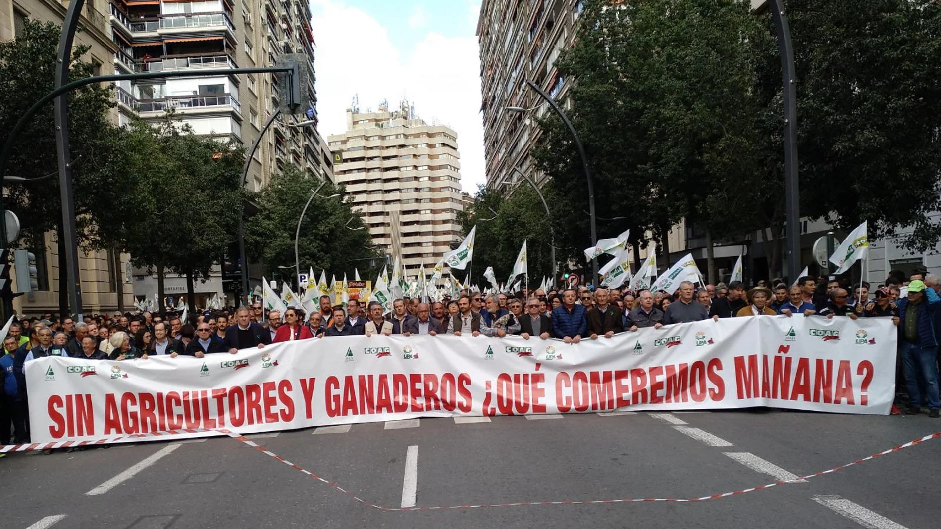 Multitudinaria protesta en Murcia con los líderes de Asaja, COAG y UPA encabezando la manifestación