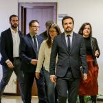 El ministro de Consumo, Alberto Garzón (centro) , a su llegada a la rueda de prensa de presentación del proyecto de Real Decreto de Comunicaciones Comerciales de las Actividades del Juego