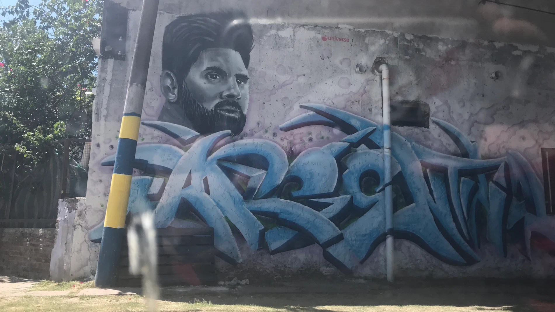 Mural artístico de Leo Messi en una de las paredes donde jugaba con el balón de niño