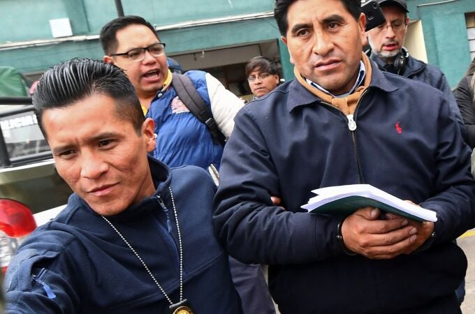 El ex ministro César Cocarico durante su traslado a dependencias policiales, este viernes en La Paz (Bolivia).