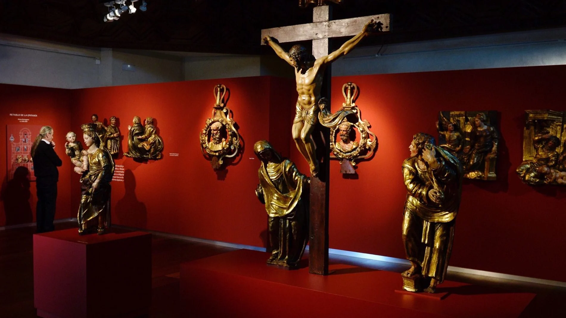 Un hombre contempla las piezas restauradas que forman parte de la exposición 'El retablo del banquero. Alonso Berruguete en la iglesia de Santiago de Valladolid', que este miércoles se ha inaugurado en el Museo Nacional de Escultura de la capital vallisoletana. EFE/NACHO GALLEGO