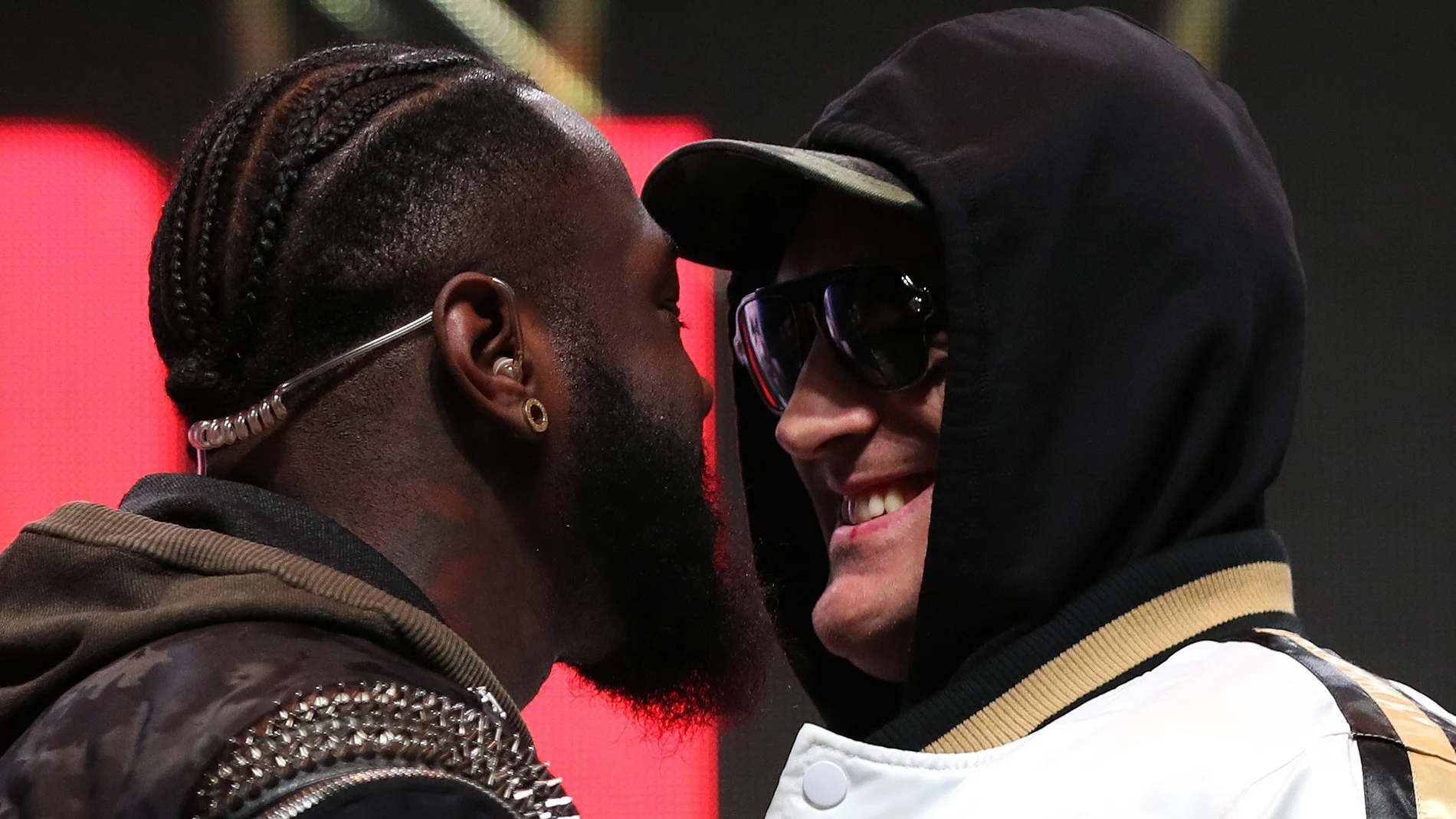 Tyson Fury y Deontay Wilder en el careo previo a la pelea que tendrá lugar esta noche