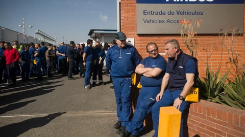 Trabajadores se concentran contra el plan de ajuste laboral presentado por Airbus. En la puerta de Airbus Tablada, Sevilla.