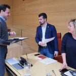 Los portavoces del PP, Raúl de la Hoz; y del PSOE, Luis Tudanca, conversan tras la comisión