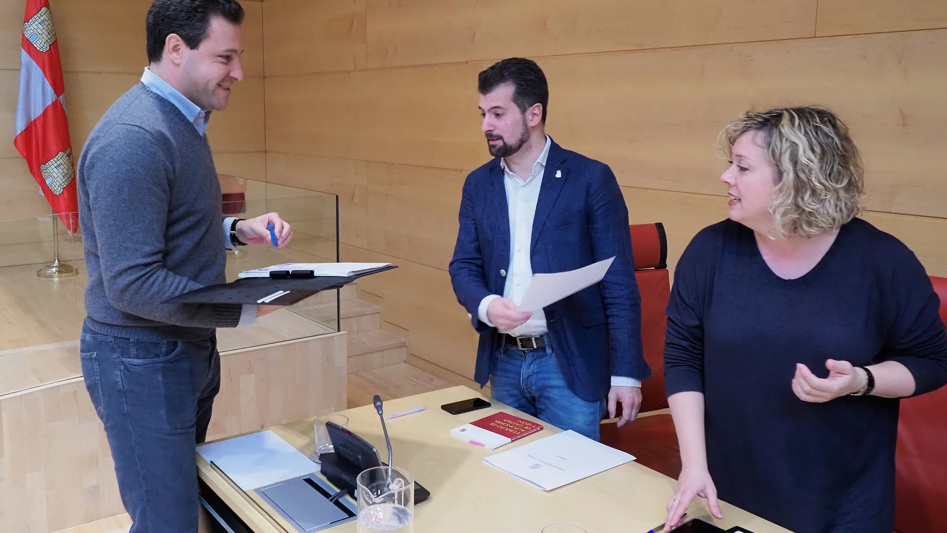 Los portavoces del PP, Raúl de la Hoz; y del PSOE, Luis Tudanca, conversan tras la comisión