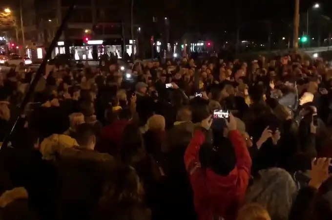 Llach canta “L’Estaca” con los manifestantes que cortan la avenida Meridiana y martirizan a los vecinos