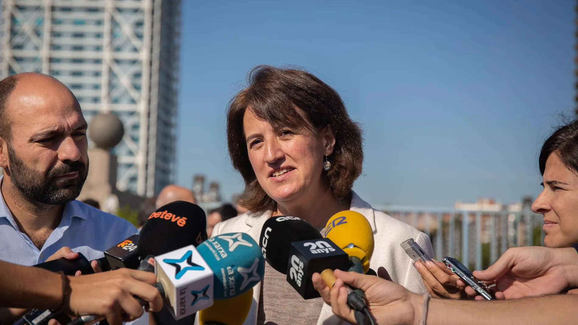 La presidenta de la Asamblea Nacional Catalana (ANC), Elisenda Paluzi ofrece declaraciones a los medios de comunicación, a su derecha el portavoz de Òmnium Cultural, Marcel Mauri. Estas entidades han convocado una nueva manifestación para el próximo sábad