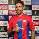 Víctor Pastrana en su presentación con el Extremadura.