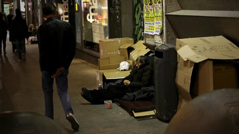 Reportaje de mendigos por el centro de madrid . Callao , montera .