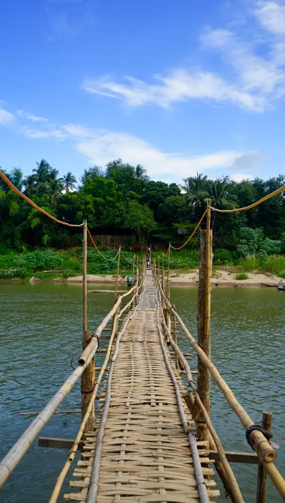 El puente de bambú se construye cada año con la llegada de las lluvias.