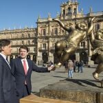 Alfonso Fernández Mañueco junto al alcalde de Salamanca, Carlos García Carbayo