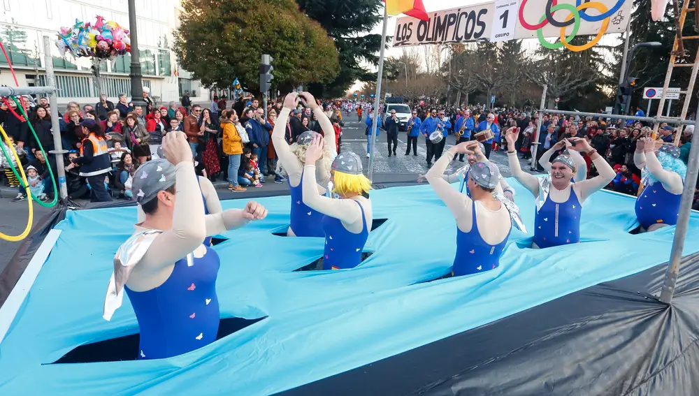 La delegación española de natación sincronizada se hace hueco en el desfile de carnaval de León