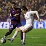 GRAF4997. VALENCIA (ESPAÑA), 22/02/2020.- El centrocampista del Real Madrid Isco pelea por el control del balón con el centrocampista de la UD Levante, Campaña. EFE/Manuel Bruque
