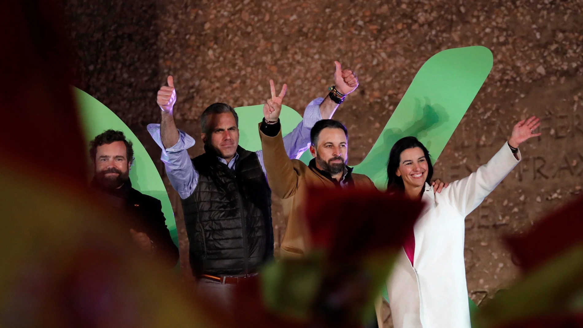 El líder de Vox, Santiago Abascal (2d), junto al portavoz parlamentario, Iván Espinosa de los Monteros (i), el secretario general de la agrupación, Javier Ortega Smith (2i), y la portavoz de Vox en la Asamblea de Madrid, Rocío Monasterio, EFE/ Juan Carlos Hidalgo