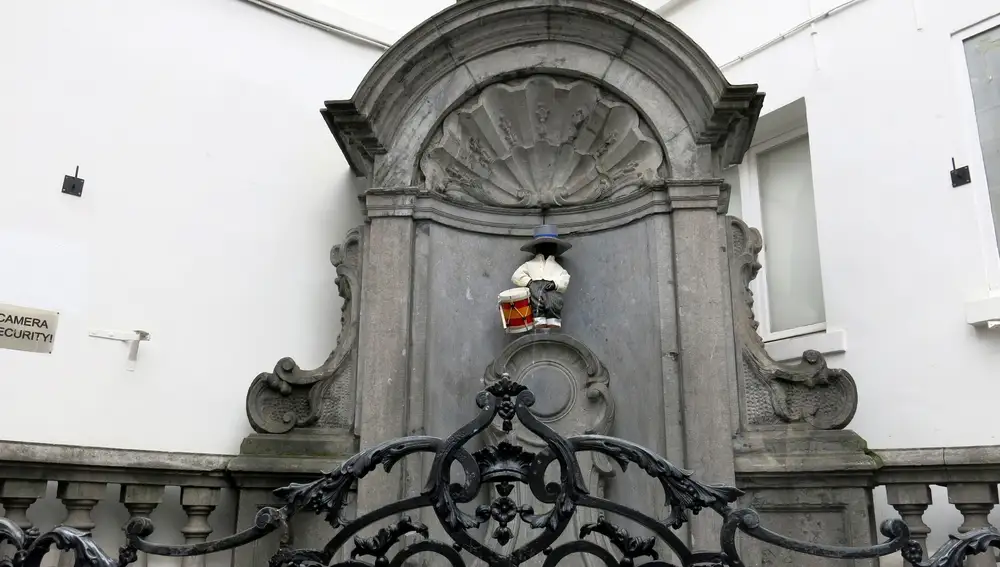 Los miembros de la Hermandad del Rocío de Bruselas prepararon el evento, el cual incluyó un cortejo que partió a las 12:00 hora local (11:00 GMT) de la puerta principal del Ayuntamiento de Bruselas, en la Grand Place, y terminó frente a la fuente del Manneken Pis. EFE/Marta Borrás