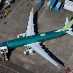 Un Boeing 737 Max sin pintar en el aparcamiento de la factoría de Boeing en Renton (Washington)