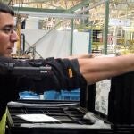 Un trabajador con un exoesqueleto en la planta de Vitoria.